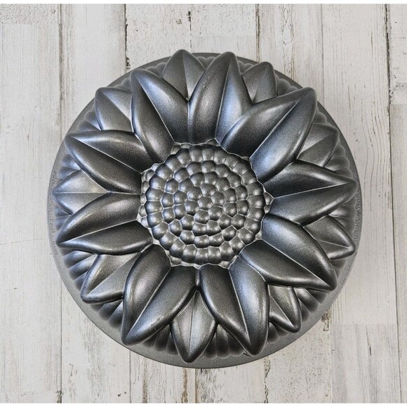 Nordic Ware Sunflower Cake 10 Cups Made in USA Cast Aluminum Baking Pan - Picture 1 of 5